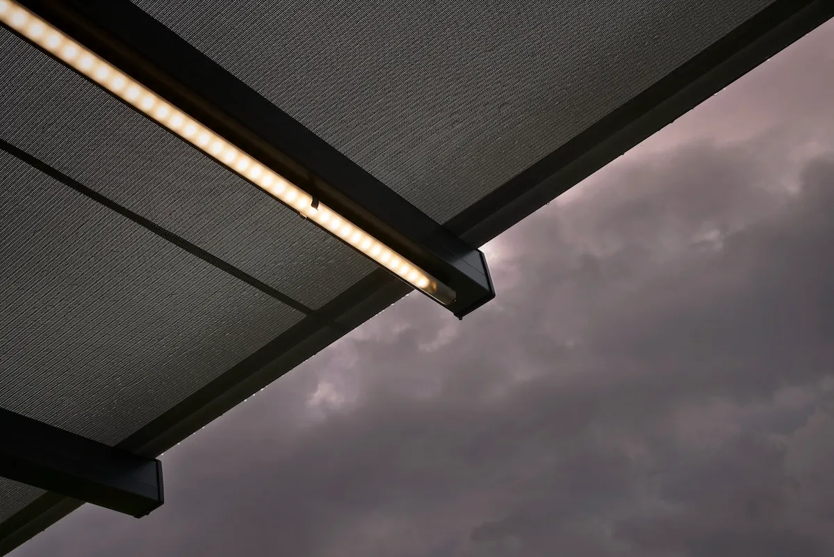 Insektenschutz-Pendeltür für den Balkon LED-Beleuchtung an einer Markise