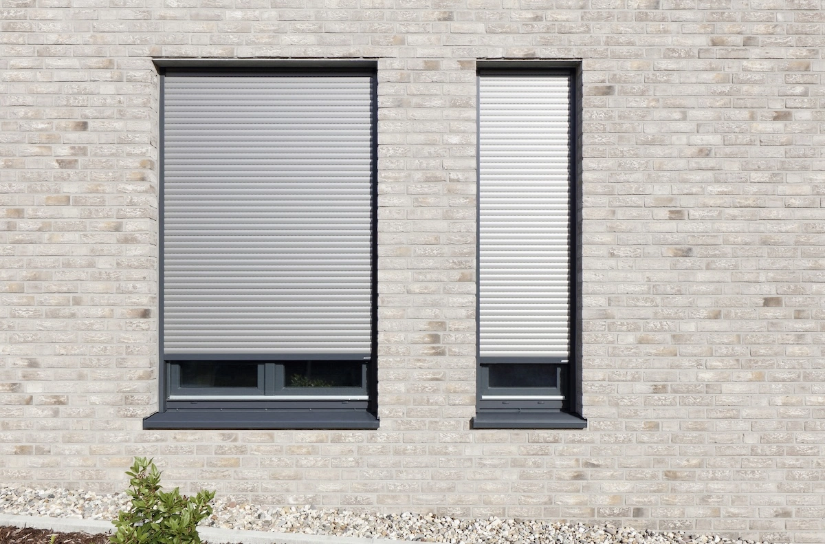 Offenes Fenster mit Insektenschutz im Schlafzimmer Fassade mit neubau-aufsetz-rollladen