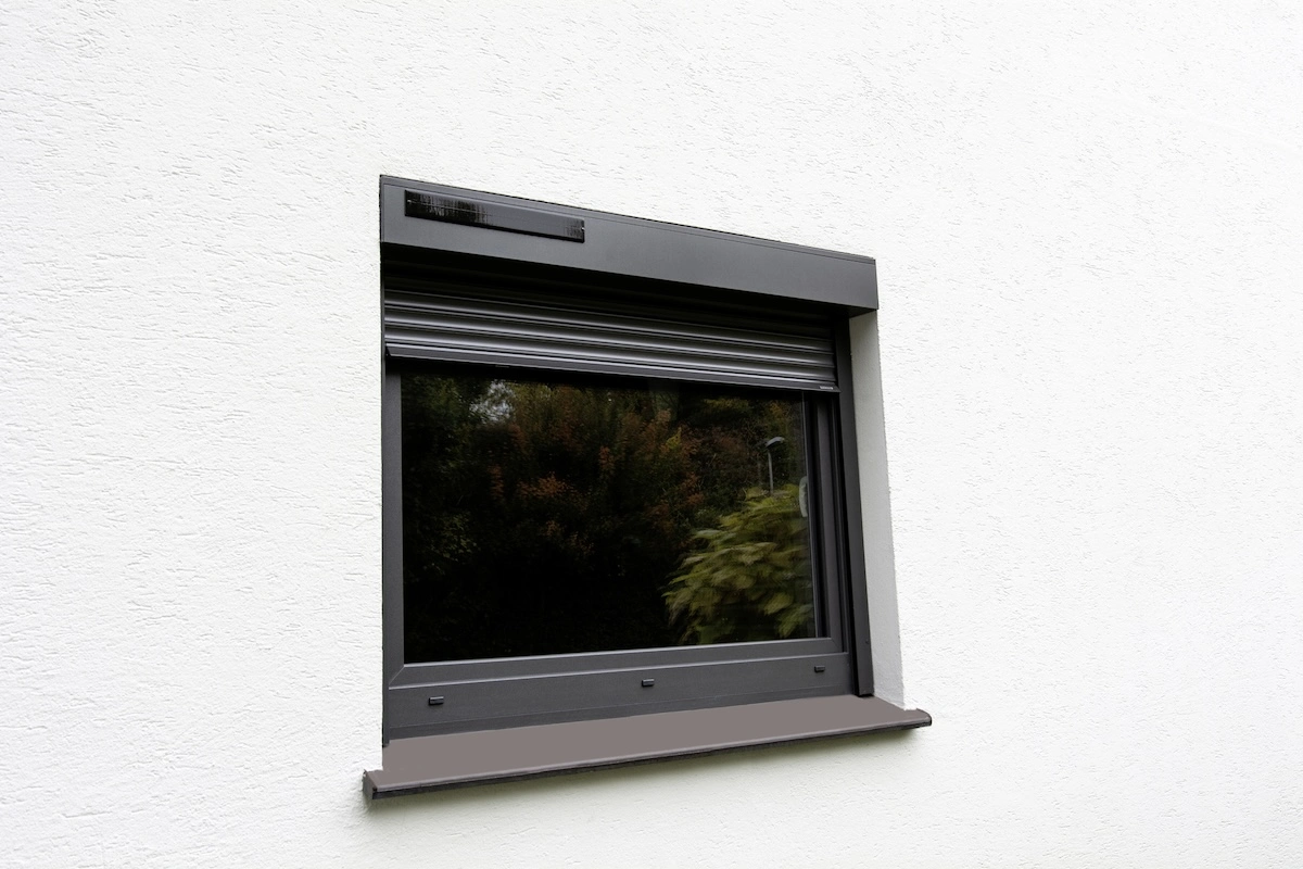 Offenes Fenster mit Insektenschutz im Schlafzimmer Solar Rollladen