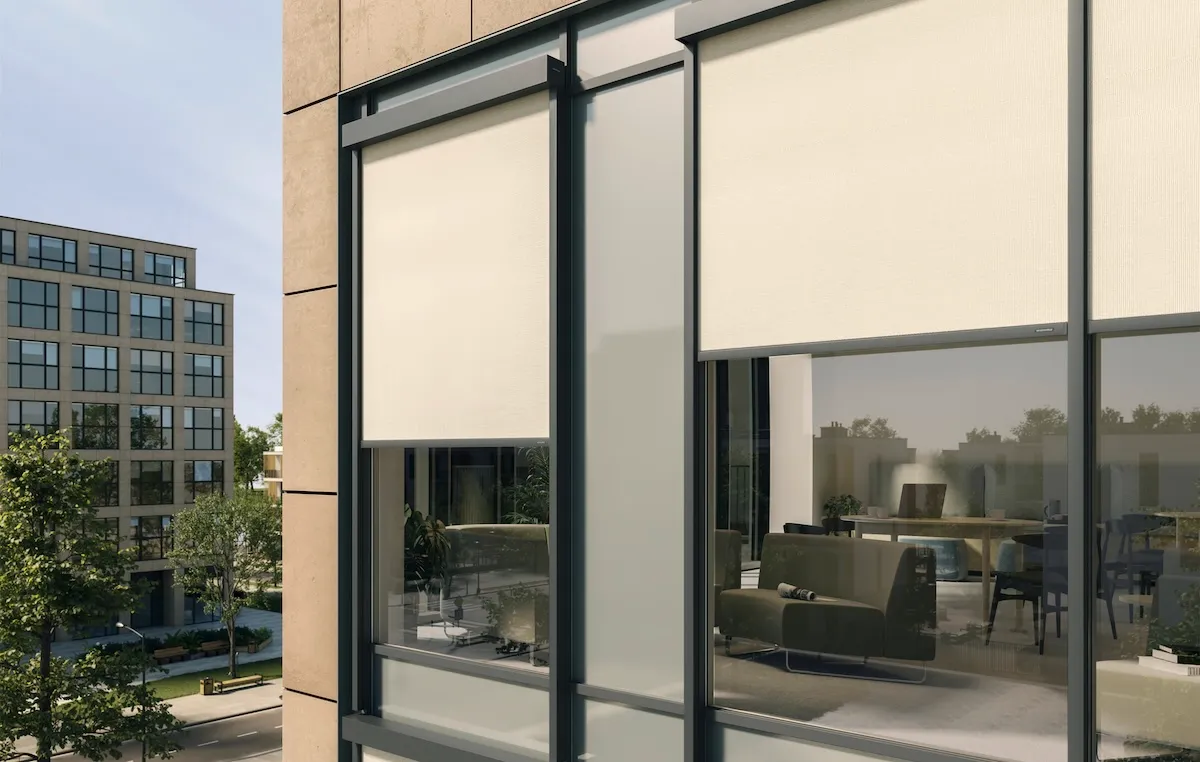 Wohnzimmer mit geöffneter Insektenschutz-Schiebetür Moderne Fenstermarkisen an einem Bürogebäude