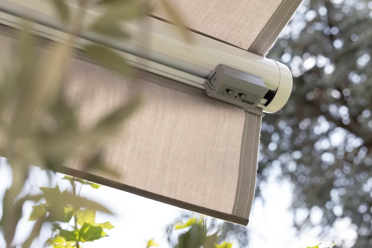 Insektenschutz für die Fenster Ein moderner Windsensor an einer Markise